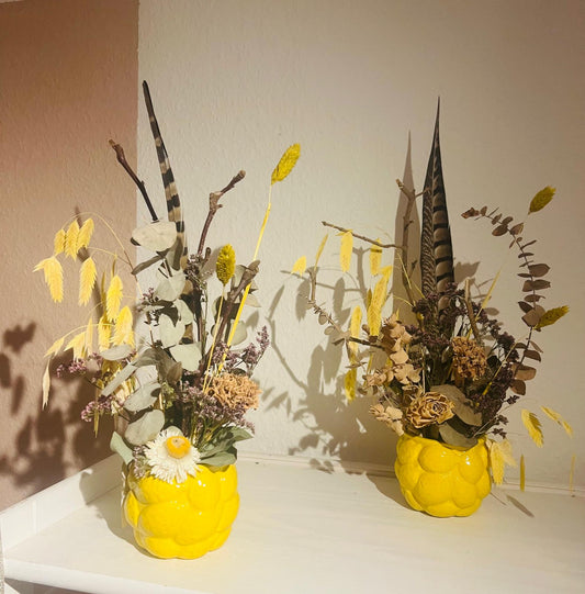 Gesteck mit Trockenblumen in Zitronengefäß